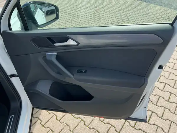 VW TIGUAN (20/26)