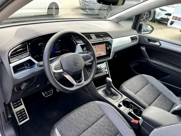VW TOURAN (10/29)