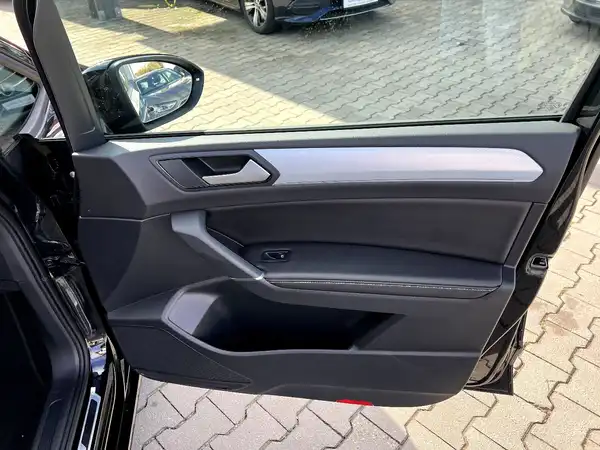 VW TOURAN (24/30)