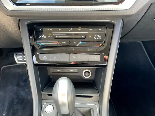 VW TOURAN (28/30)