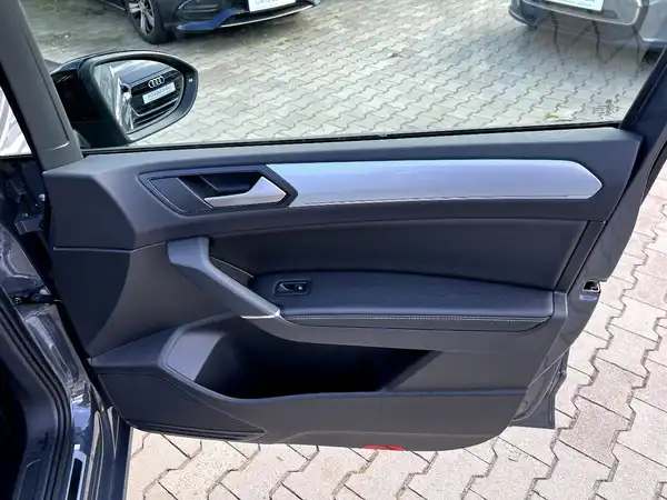 VW TOURAN (20/28)