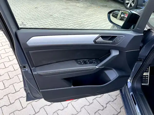 VW TOURAN (10/28)
