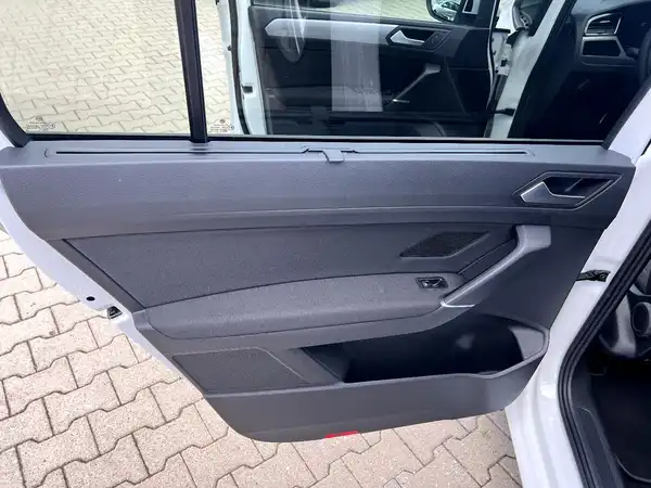 VW TOURAN (11/28)