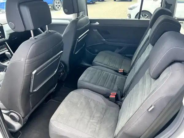 VW TOURAN (12/28)
