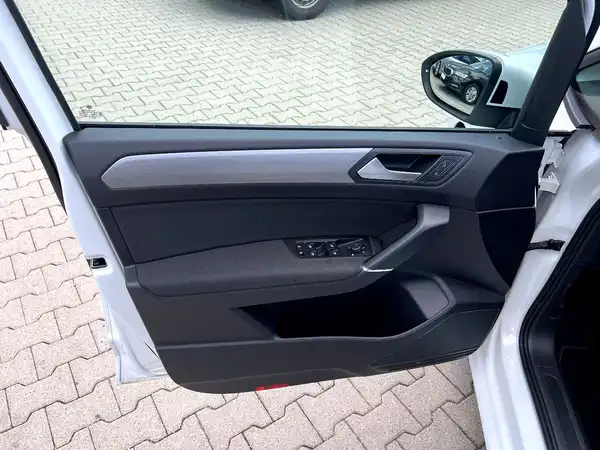 VW TOURAN (10/28)