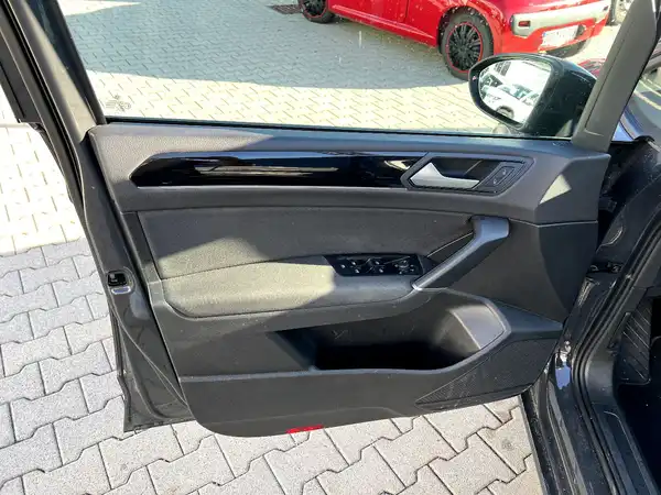 VW TOURAN (11/29)