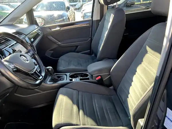 VW TOURAN (8/29)