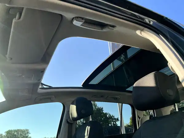 VW TOURAN (10/29)