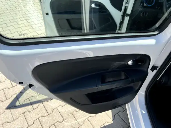 VW UP! (12/27)