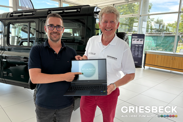 Geschäftsführer Albert Schwinghammer und Webdesigner Stefan Eller feiern den Launch unserer neuen Website.