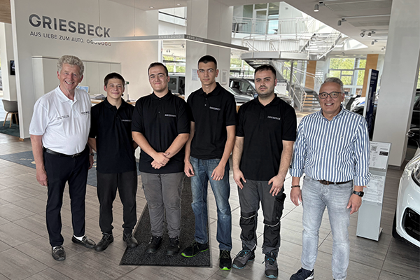 Die Griesbeck Azubis 2025 mit ihrem Ausbilder und der Gesch&auml;ftsleitung